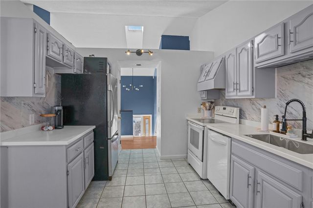 25 Ivy Hollow Court, Cranston, RI 02921