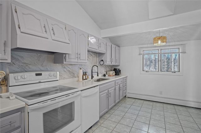 25 Ivy Hollow Court, Cranston, RI 02921