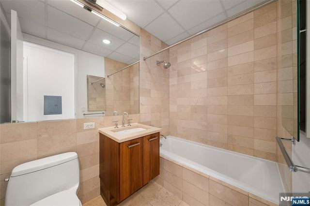 4 Beacon Way 1410, Jersey City, NJ 07304