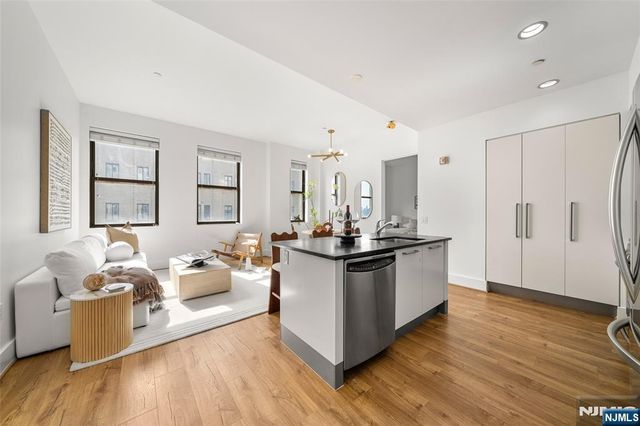 4 Beacon Way 1410, Jersey City, NJ 07304