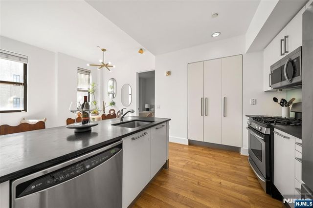 4 Beacon Way 1410, Jersey City, NJ 07304