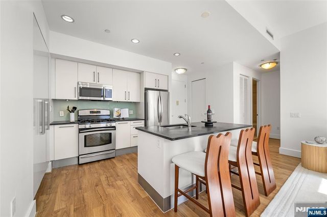 4 Beacon Way 1410, Jersey City, NJ 07304