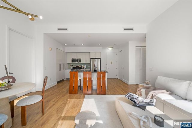 4 Beacon Way 1410, Jersey City, NJ 07304