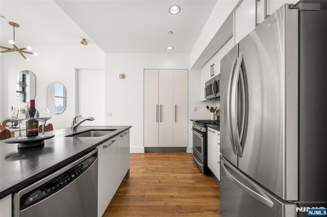 4 Beacon Way 1410, Jersey City, NJ 07304
