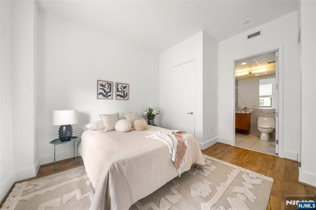 4 Beacon Way 1410, Jersey City, NJ 07304