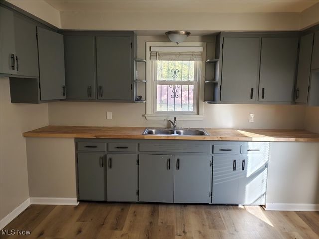 4287 E 162nd Street, Cleveland, OH 44128