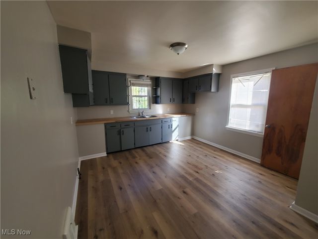 4287 E 162nd Street, Cleveland, OH 44128