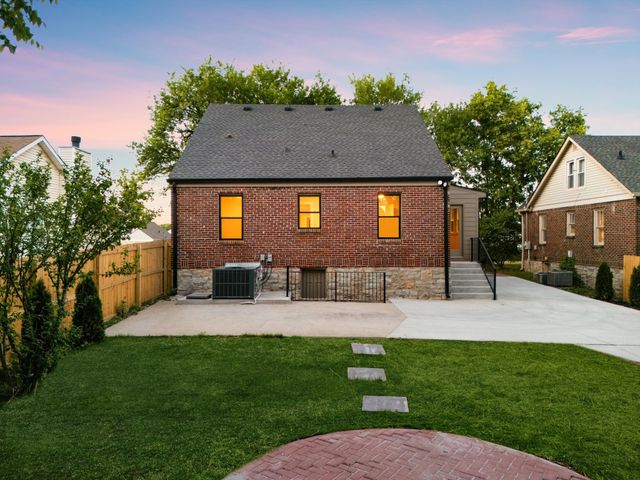 1012 Hart Ln, Nashville, TN 37216