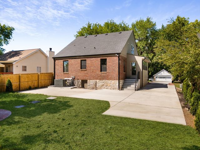 1012 Hart Ln, Nashville, TN 37216