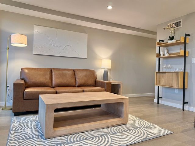 244 Hanover St 610, Boston, MA 02113