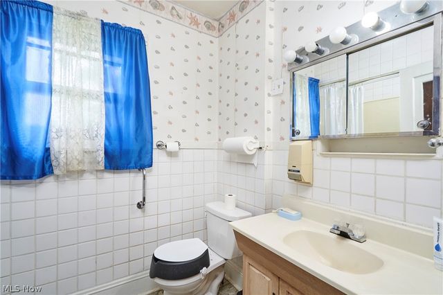 939 Lovers Lane, Akron, OH 44306