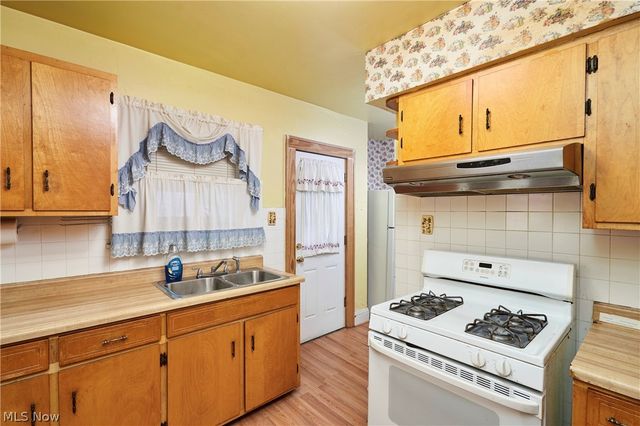 939 Lovers Lane, Akron, OH 44306