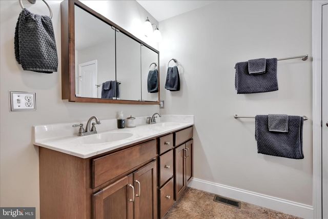 413 SUNRISE DR, Fredericksburg, PA 17026