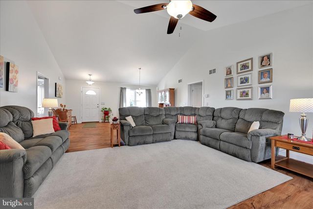 413 SUNRISE DR, Fredericksburg, PA 17026