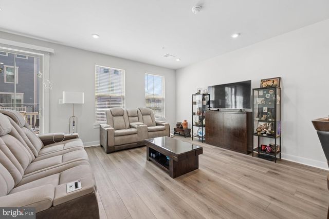 42587 PITLOCHRY DR, Sterling, VA 20166