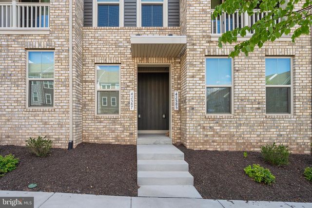 42587 PITLOCHRY DR, Sterling, VA 20166