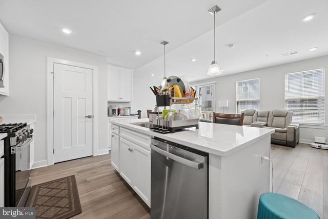 42587 PITLOCHRY DR, Sterling, VA 20166