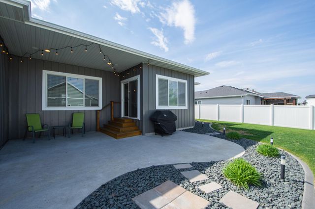5674 43rd Street S, Fargo, ND 58104