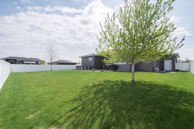 5674 43rd Street S, Fargo, ND 58104