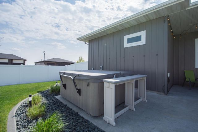 5674 43rd Street S, Fargo, ND 58104