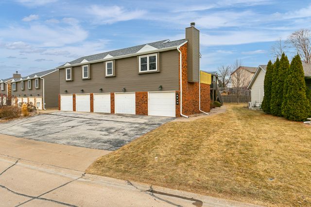 2514 E 51st Street E, Davenport, IA 52807