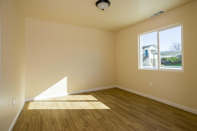 128 E Vandalia Avenue, Porterville, CA 93257