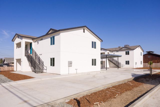 128 E Vandalia Avenue, Porterville, CA 93257