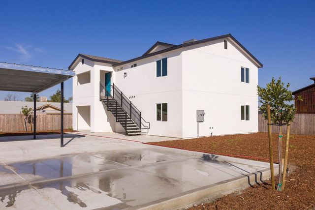 128 E Vandalia Avenue, Porterville, CA 93257