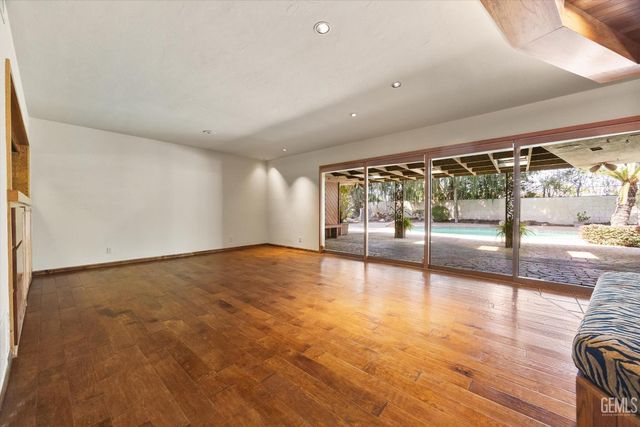 1812 Country Club Drive, Bakersfield, CA 93306