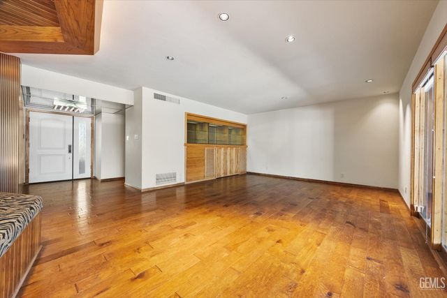 1812 Country Club Drive, Bakersfield, CA 93306