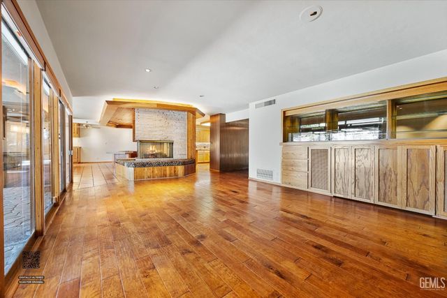 1812 Country Club Drive, Bakersfield, CA 93306