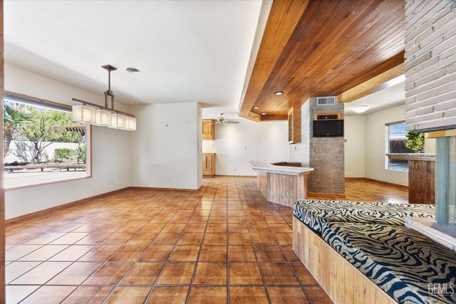 1812 Country Club Drive, Bakersfield, CA 93306