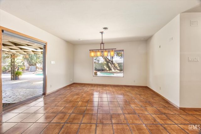 1812 Country Club Drive, Bakersfield, CA 93306