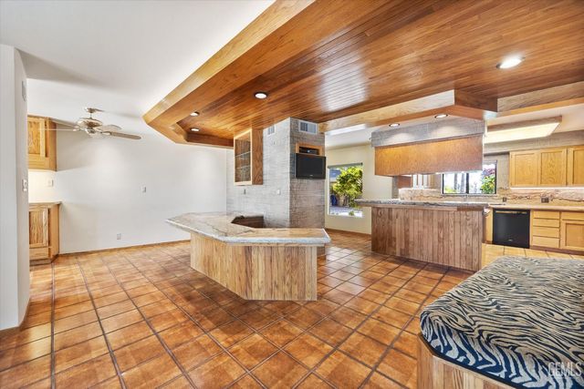 1812 Country Club Drive, Bakersfield, CA 93306