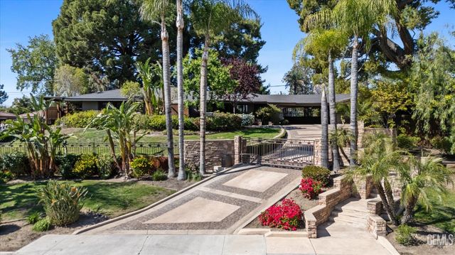 1812 Country Club Drive, Bakersfield, CA 93306