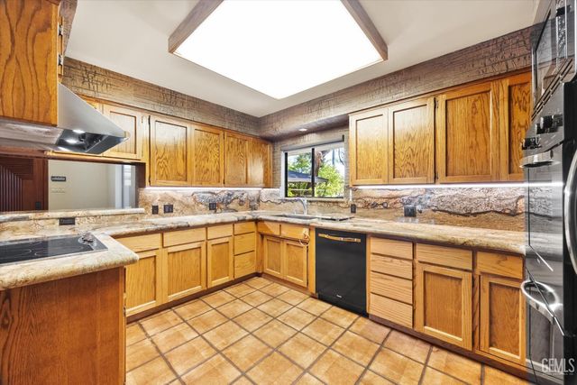 1812 Country Club Drive, Bakersfield, CA 93306