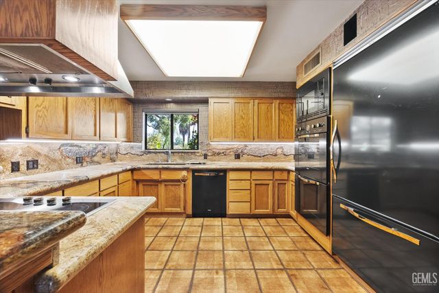 1812 Country Club Drive, Bakersfield, CA 93306