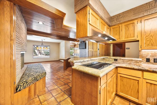 1812 Country Club Drive, Bakersfield, CA 93306