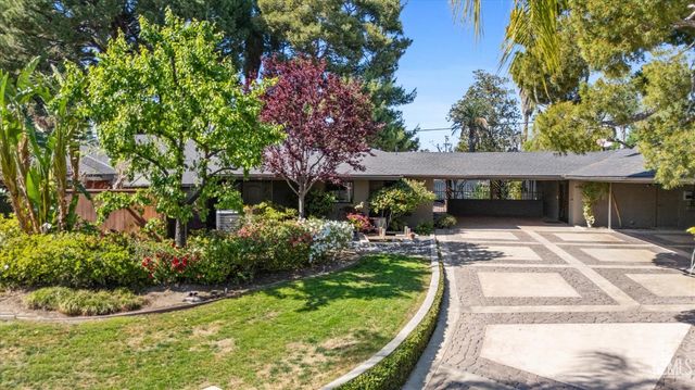 1812 Country Club Drive, Bakersfield, CA 93306