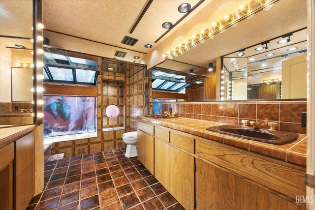 1812 Country Club Drive, Bakersfield, CA 93306