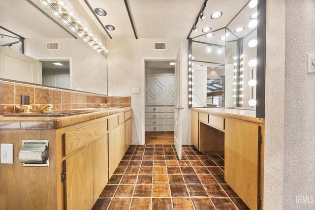 1812 Country Club Drive, Bakersfield, CA 93306