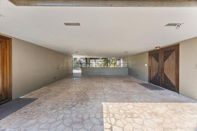 1812 Country Club Drive, Bakersfield, CA 93306