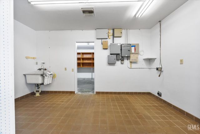 1812 Country Club Drive, Bakersfield, CA 93306