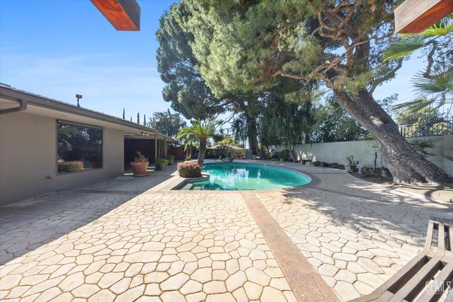 1812 Country Club Drive, Bakersfield, CA 93306