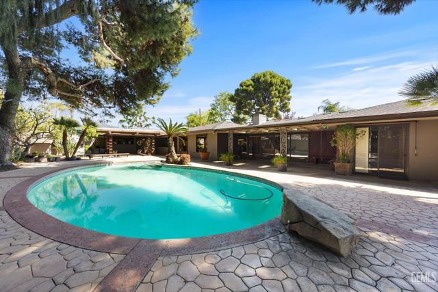 1812 Country Club Drive, Bakersfield, CA 93306