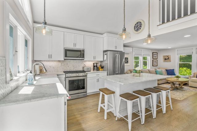 15 Halyard Circle, Mashpee, MA 02649