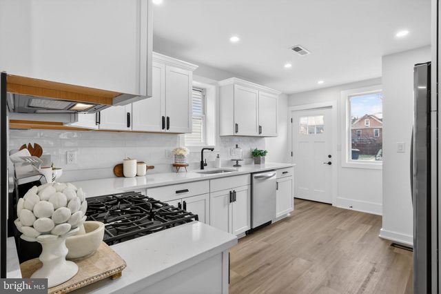 907 LAWRENCE ST NE, Washington, DC 20017