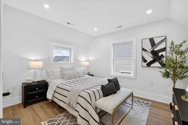 907 LAWRENCE ST NE, Washington, DC 20017