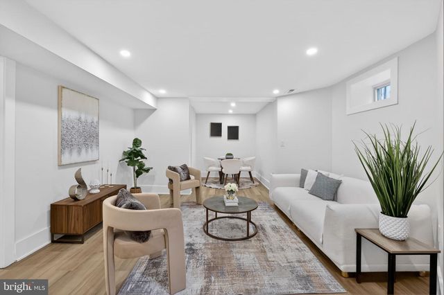 907 LAWRENCE ST NE, Washington, DC 20017