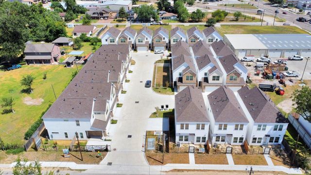 305 Queen Sude Lane, Houston, TX 77091